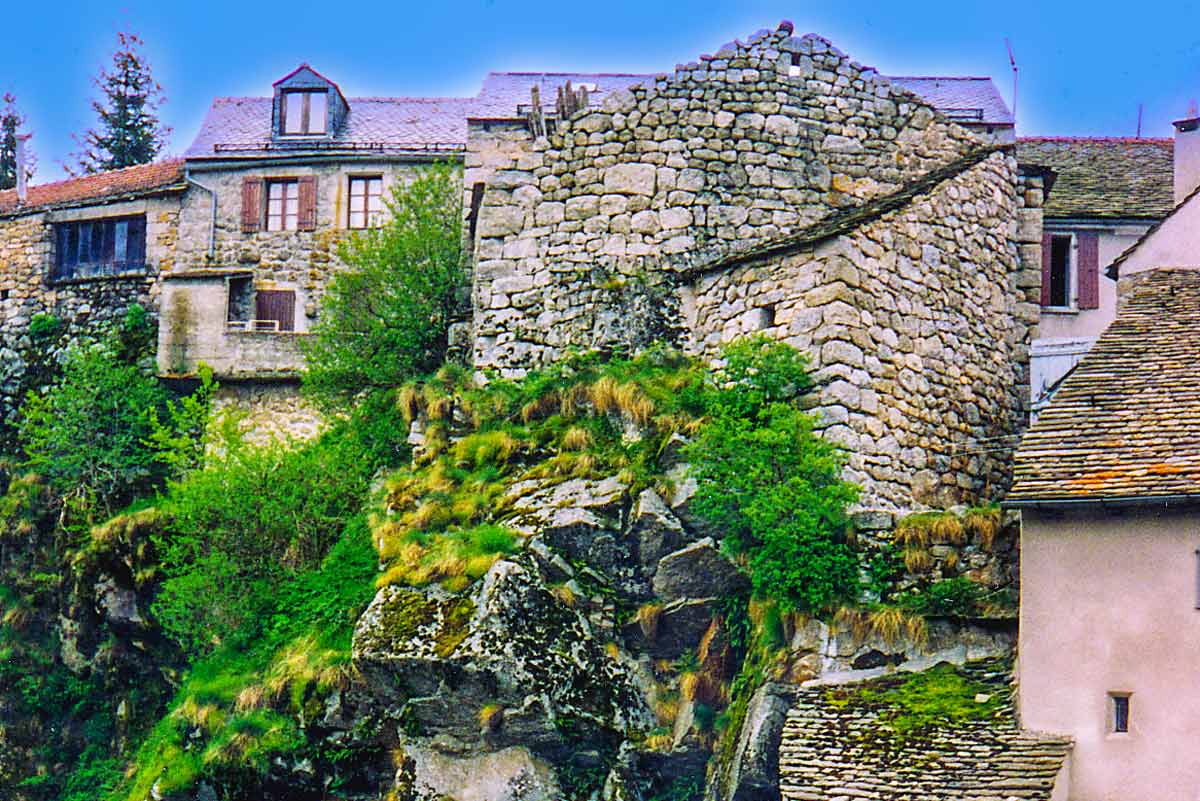 maisons en pierre du village perche de Loubressac dans le Lot