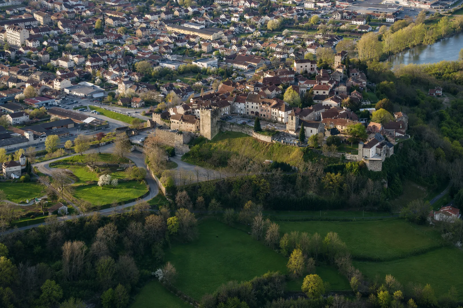village perche de Capdenac-le-Haut au-dessus du Lot