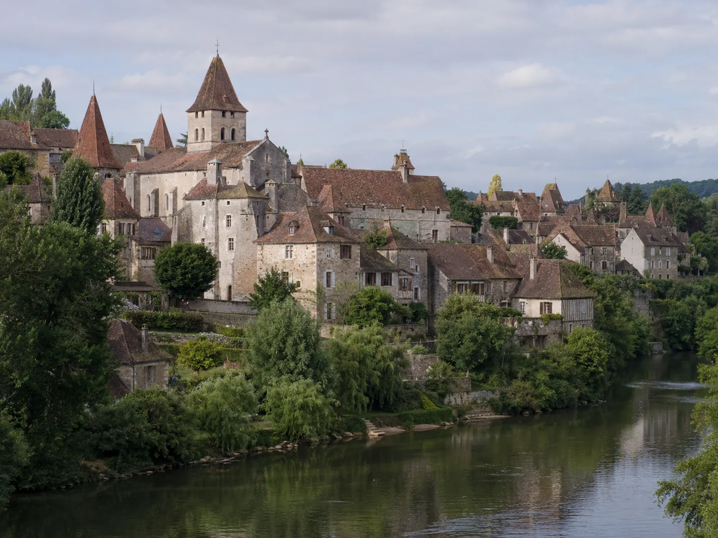 village de Carennac et son prieure au bord de la Dordogne dans le Lot